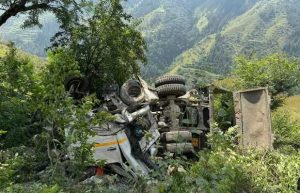 उत्तराखंड में बारातियों से भरा वाहन खाई में गिरा; 3