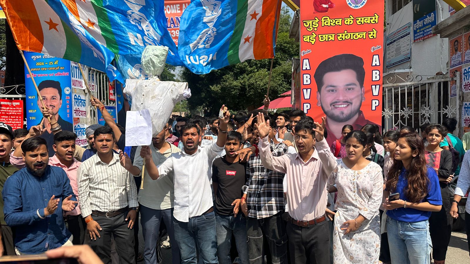 एनएसयूआई ने फूंका शिक्षा मंत्री डॉ. धन सिंह रावत का