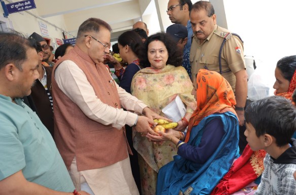 कैबिनेट मंत्री गणेश जोशी ने मसूरी उप जिला चिकित्सालय में कैबिनेट मंत्री गणेश जोशी ने मसूरी उप जिला चिकित्सालय में मरीजों को किए फल वितरित