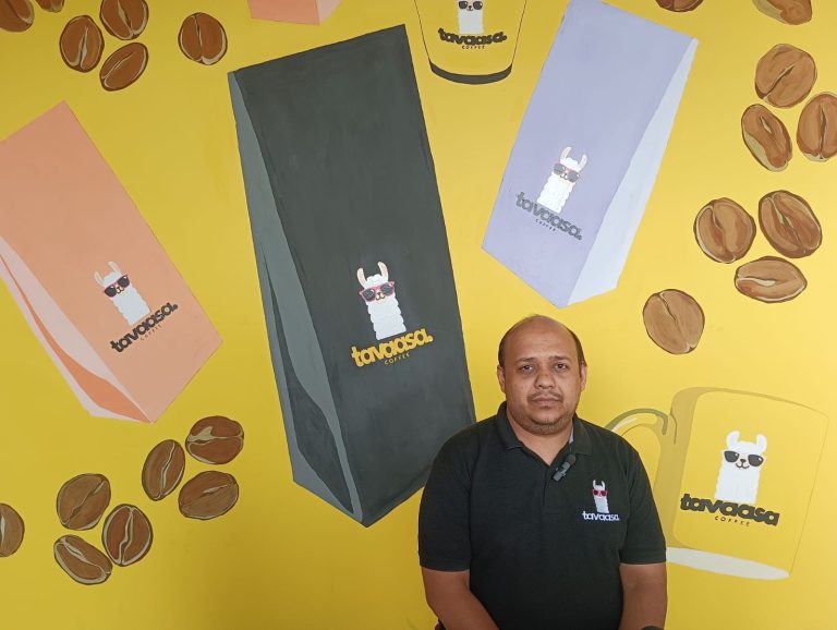 कॉफी बनाने की प्रशिक्षण देकर रचित नागलिया दे रहे हैं