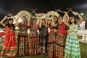 क्रिएटिव हब डांडिया नाइट विद गरबा रास' में जमकर झूमे