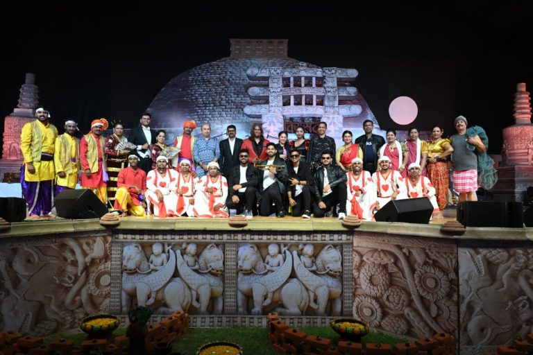 दिलों को छू गया अवनीन्द्र शियोलीकर के सितार वादन, मालिनी