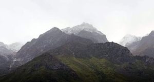 बदरीनाथ की चोटियों और हेमकुंड साहिब में हुई बर्फबारी, बढ़ी