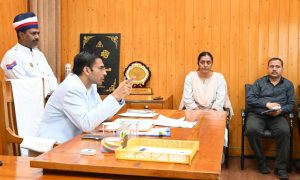 भिक्षावृत्ति करने वाले बच्चों को खेल व पढ़ाई के लिए