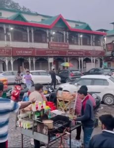 मसूरी (देहरादून) : चाय के बर्तन में थूक लोगो की