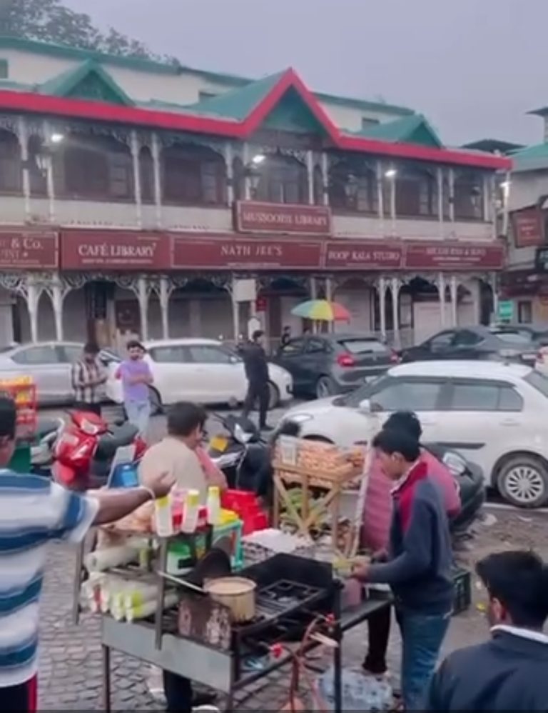 मसूरी (देहरादून) : चाय के बर्तन में थूक लोगो की