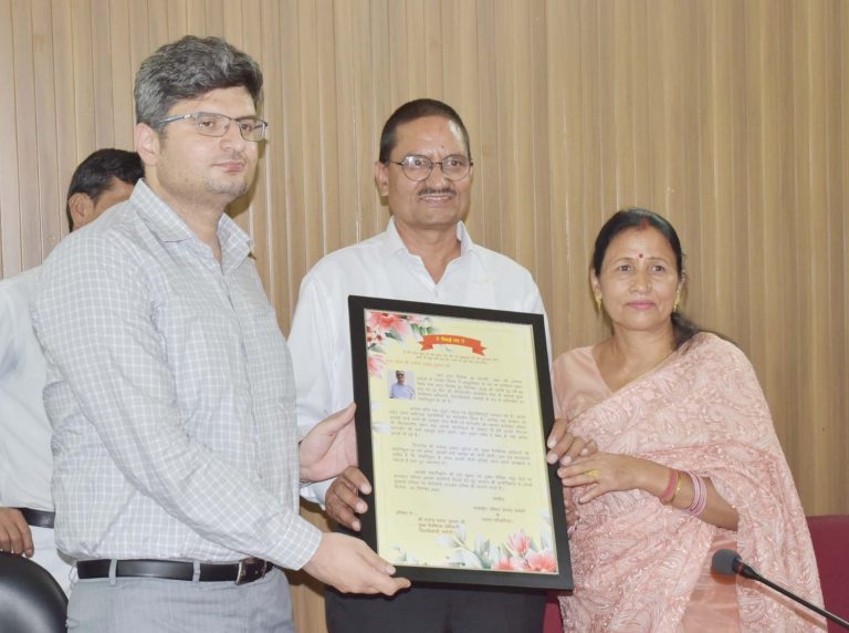 मुख्य वैयक्तिक अधिकारी को सेवानिवृत्त होेन पर दी भावभीनी विदाई