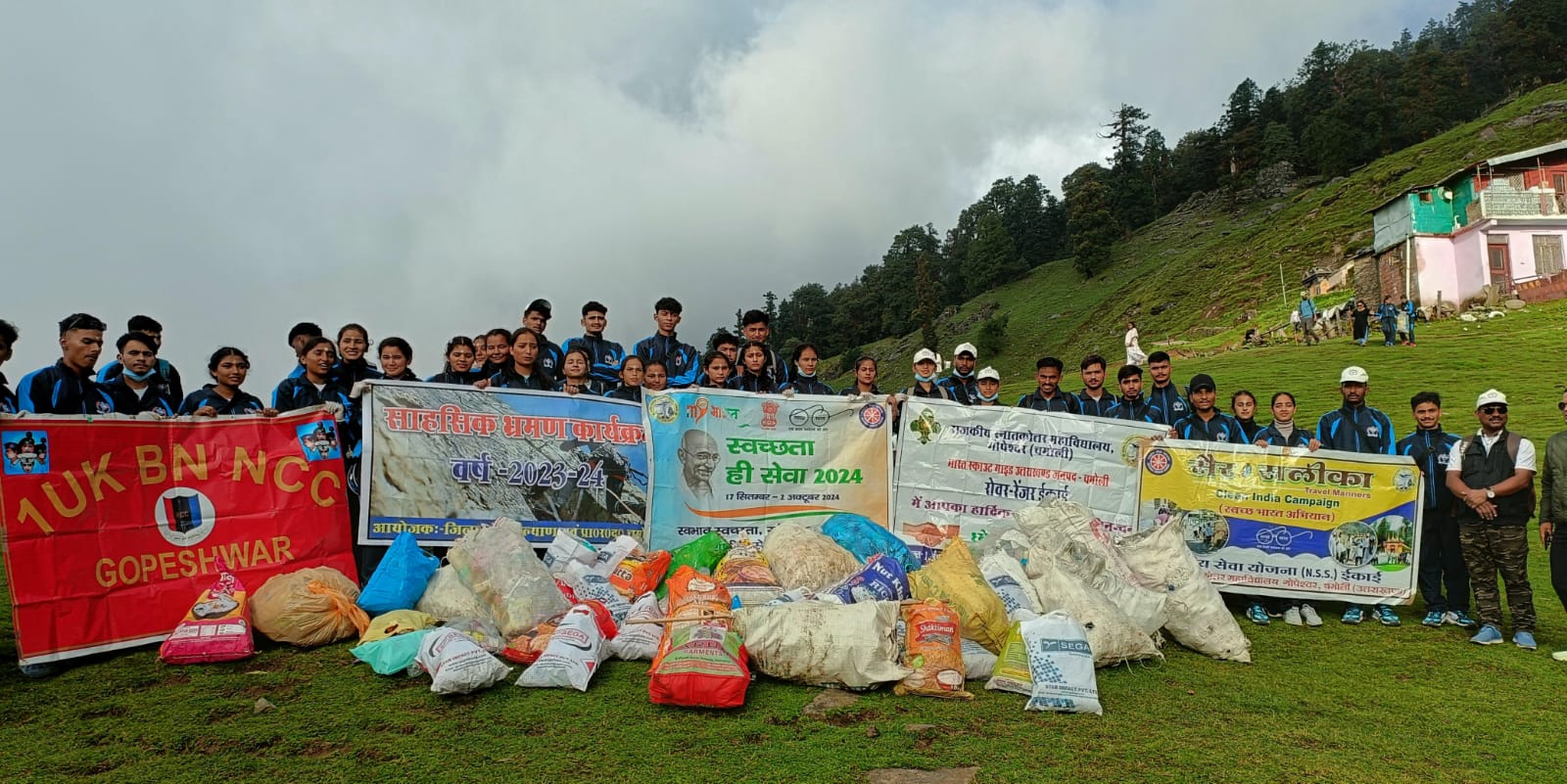 राजकीय स्नातकोत्तर महाविद्यालय गोपेश्वर के पचास स्वयंसेवियों ने तुंगनाथ में