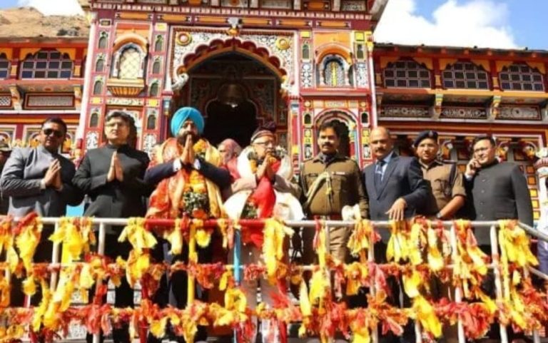 राज्यपाल ने बैकुण्ठ धाम के किए दर्शन, व पूजा-अर्चना कर