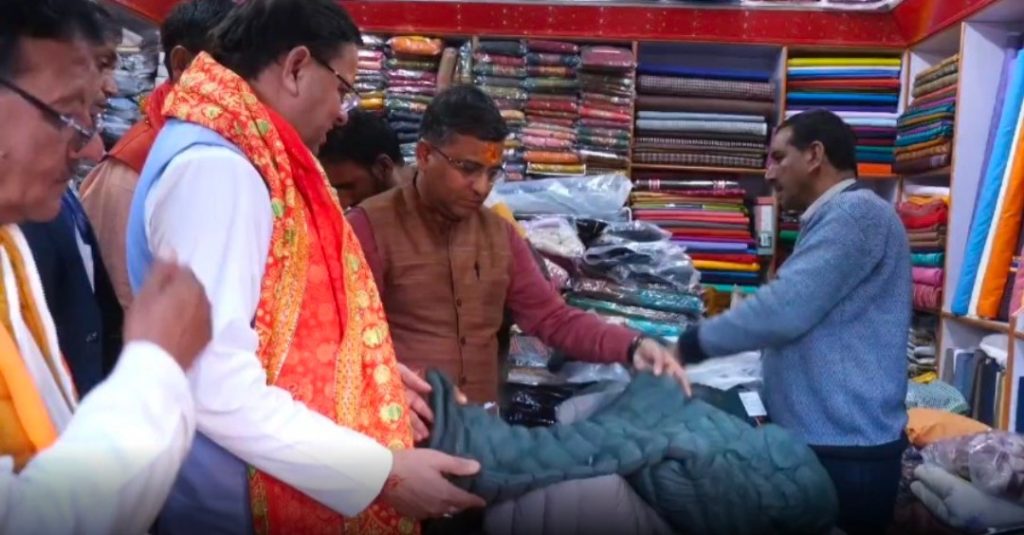 मुख्यमंत्री धामी ने गुप्तकाशी बाजार में की खरीदारी,-कालीमठ दर्शन कर लौटते वक्त अचानक रास्ते में रोकी दी फ्लीट