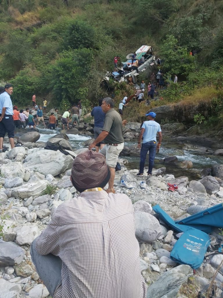 अल्मोड़ा बस हादसा : मुख्यमंत्री पुष्कर सिंह धामी ने किया