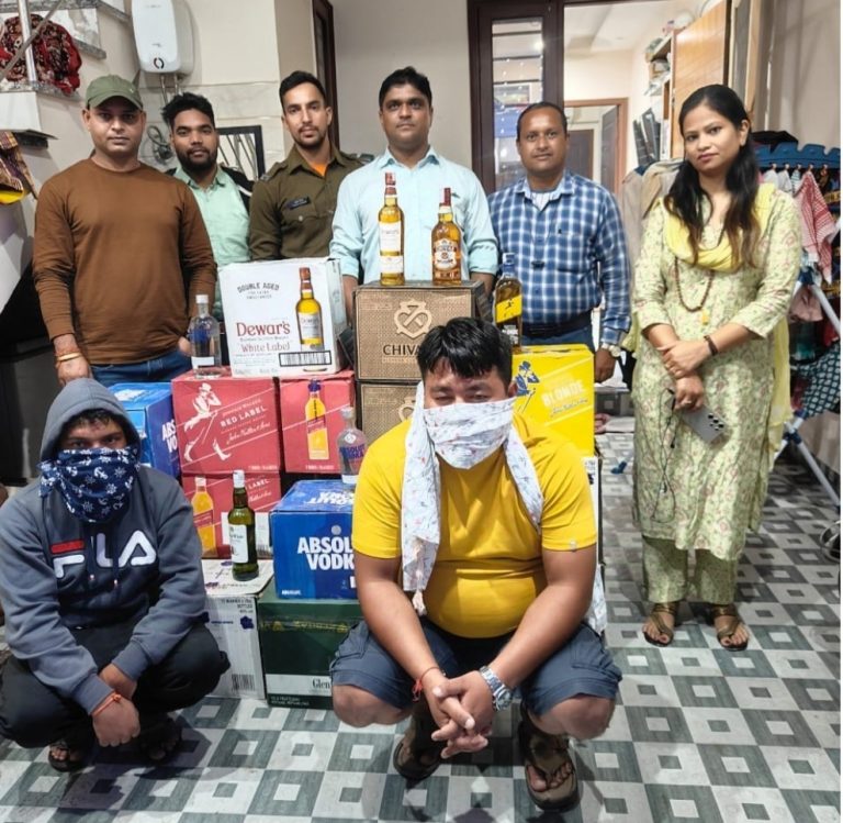 आबकारी विभाग की छापेमारी में शराब तस्करी के आरोप में