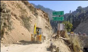 उत्तराखंड में दरकती पहाड़ी ने हाईवे पर रोकी वाहनों की