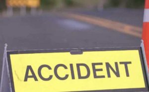 उत्तराखंड में सड़क पर पलटी कार , हादसे में तीन