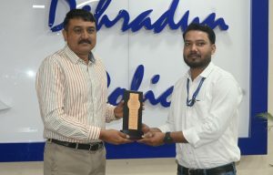 दुघर्टना में घायल युवक को तुरंत हॉस्पिटल पहुँचाने वाले दीपक