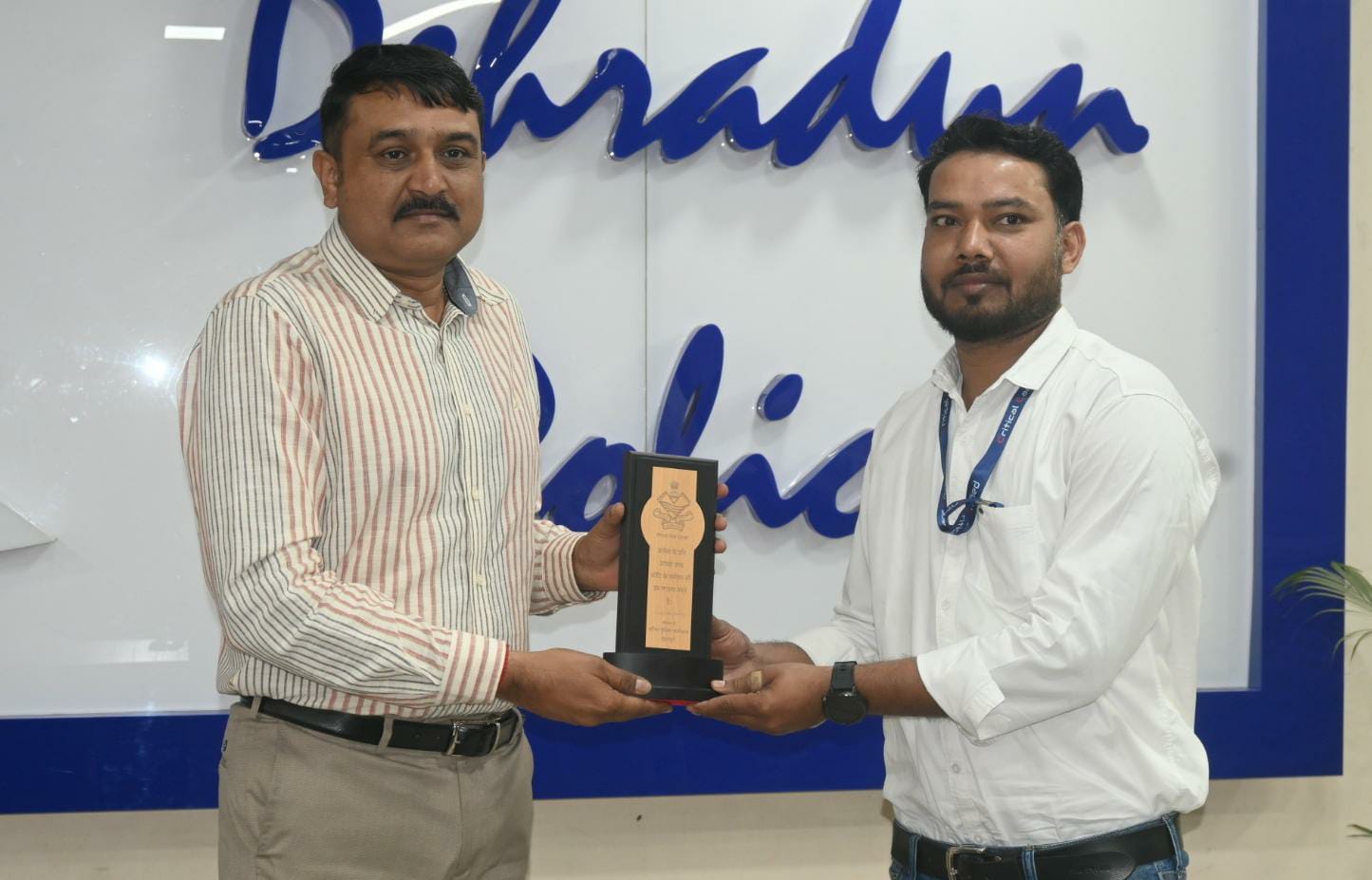 दुघर्टना में घायल युवक को तुरंत हॉस्पिटल पहुँचाने वाले दीपक