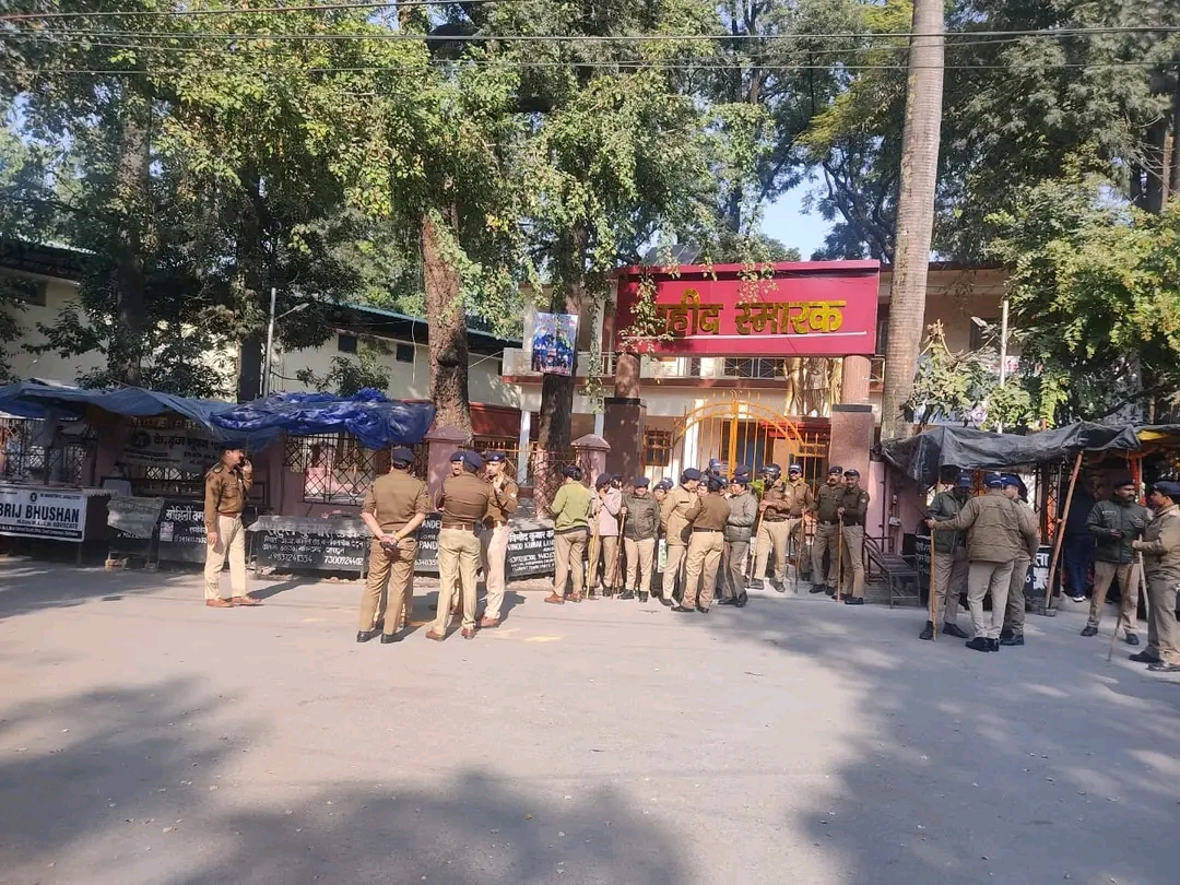 देहरादून : आखिर क्या है शहीद स्मारक पर लगे ताले