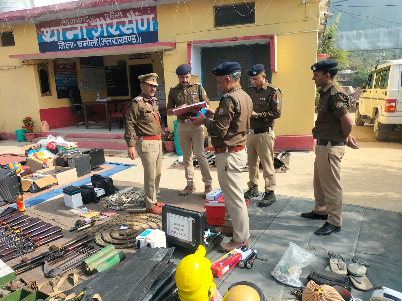 पुलिस उपाधीक्षक कर्णप्रयाग द्वारा थाना गैरसैंण का अर्द्धवार्षिक निरीक्षण कर