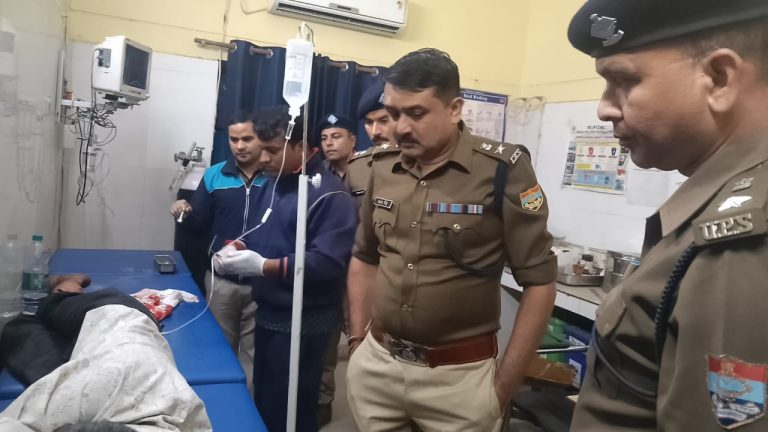 बदमाश ने पुलिस पर की फायरिंग, जवाबी पुलिस की फायरिंग