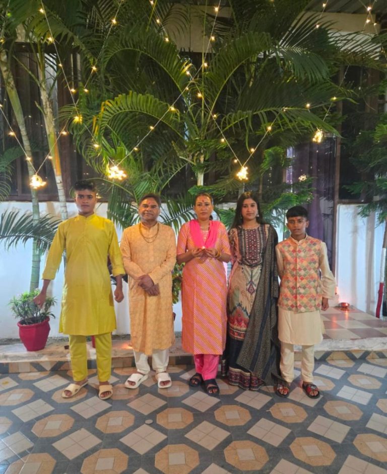 *मंत्री रेखा आर्या ने परिवार सहित किया दीपावली पूजन* *समूचे