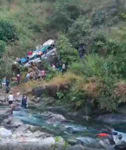 मार्चुला के पास एक यात्री बस खाई में गिरने की