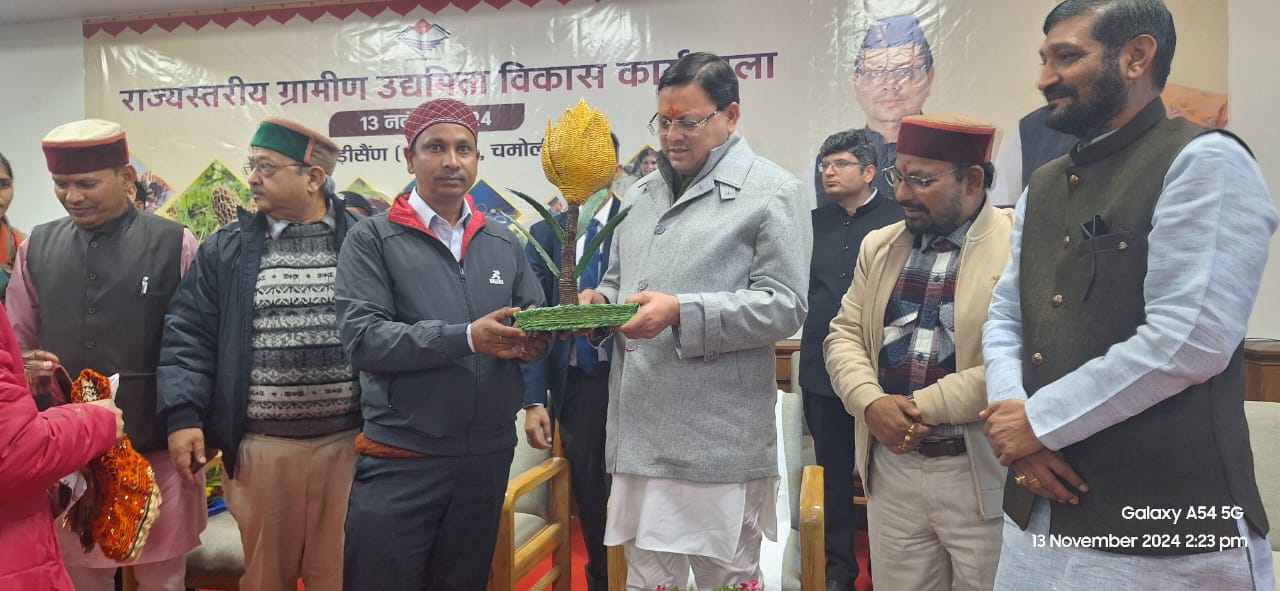 रिंगाल मेंन' राजेंद्र बड़वाल' ने मुख्यमंत्री को भेंट किया रिंगाल