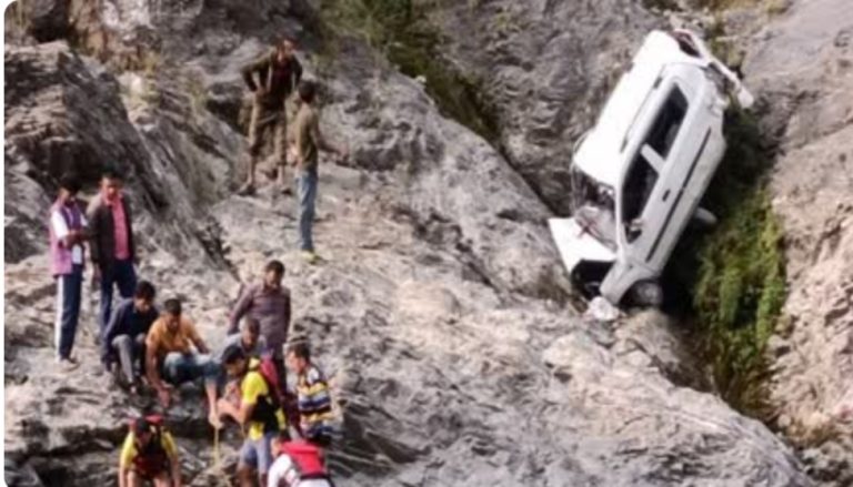 विकासनगर :सड़क हादसे में एक कि मौत , दो घायल