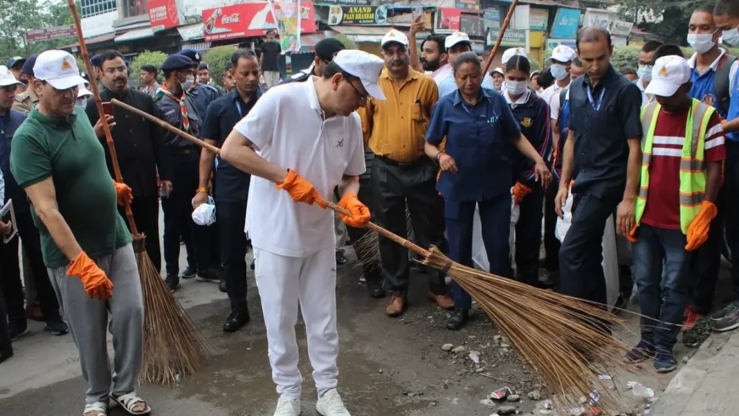 सीएम धामी ने स्वच्छता कार्यक्रम में प्रतिभाग कर झाड़ू लगाकर दिया स्वच्छता का संदेश