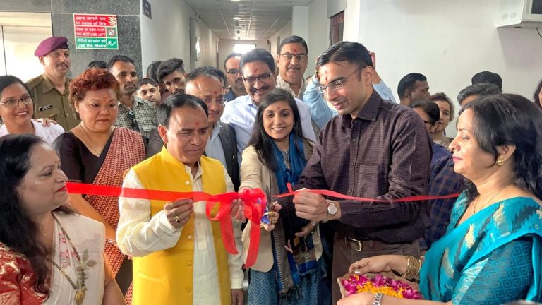 स्वास्थ्य मंत्री डॉ धन सिंह रावत ने जिला चिकित्सालय (कोरोनेशन