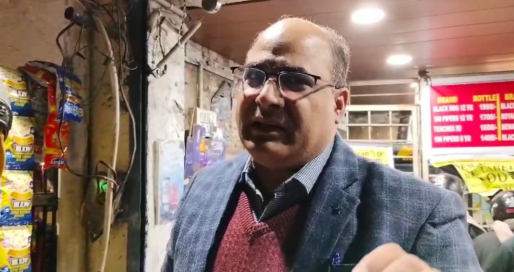 उत्तराखंड की राजधानी देहरादून में शराब की दुकानों पर लगातार मिल रही है ओवररेटिंग की शिकायतों पर जिला आबकारी अधिकारी प्रभा संकर मिश्रा ने शक्त