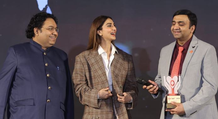 डाॅ तनुज भाटिया इण्डियाज बेस्ट डाॅक्टर्स अवार्ड से सम्मानित