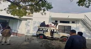 उत्तराखंड : एंबुलेंस के पैंसे नहीं थे, गाड़ी की छत