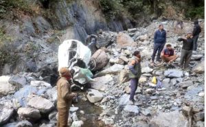 उत्तराखंड में भीषण हादसा, 200 मीटर गहरी खाई में गिरी