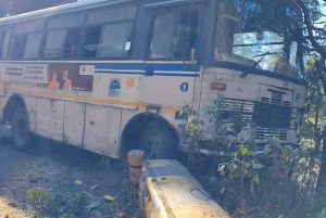 उत्तराखंड में स्टीयरिंग लॉक होने से खाई में लटकी रोडवेज