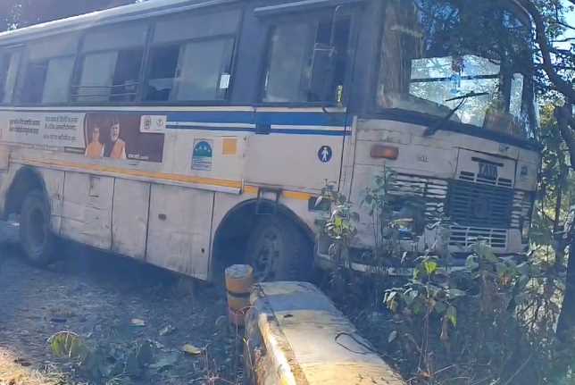 उत्तराखंड में स्टीयरिंग लॉक होने से खाई में लटकी रोडवेज