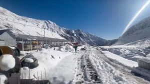 केदारनाथ में डेढ़ फीट तक जमी बर्फ, -15 डिग्री तापमान