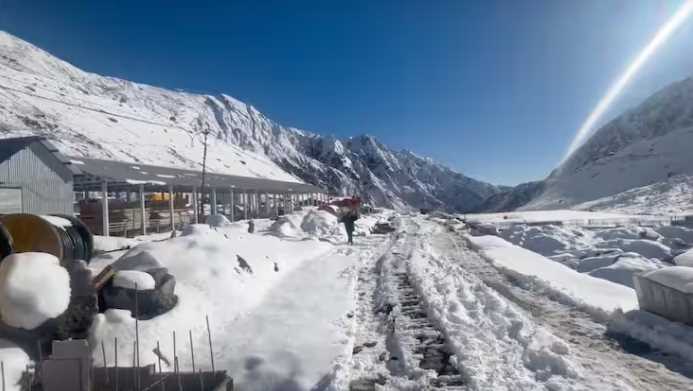 केदारनाथ में डेढ़ फीट तक जमी बर्फ, -15 डिग्री तापमान