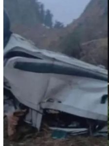 चकराता क्षेत्र के त्यूनी में कार गहरी खाई में गिरी