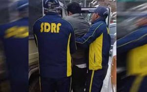 चकराता में हादसा...घूमने निकले पांच दोस्त, तेज रफ्तार कार पैरापिट