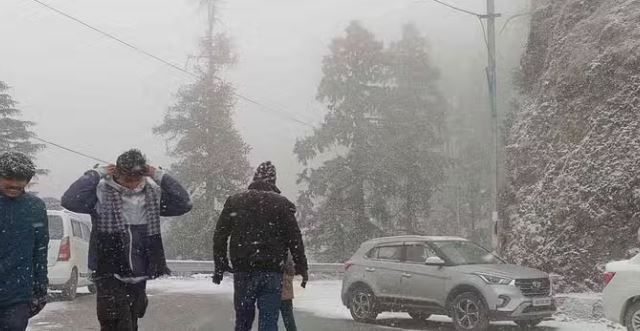 चकराता में हुई सीजन की दूसरी बर्फबारी, पर्यटक स्थलों पर चकराता में हुई सीजन की दूसरी बर्फबारी, पर्यटक स्थलों पर उमड़े लोग, व्यवसायियों के खिले चेहरे