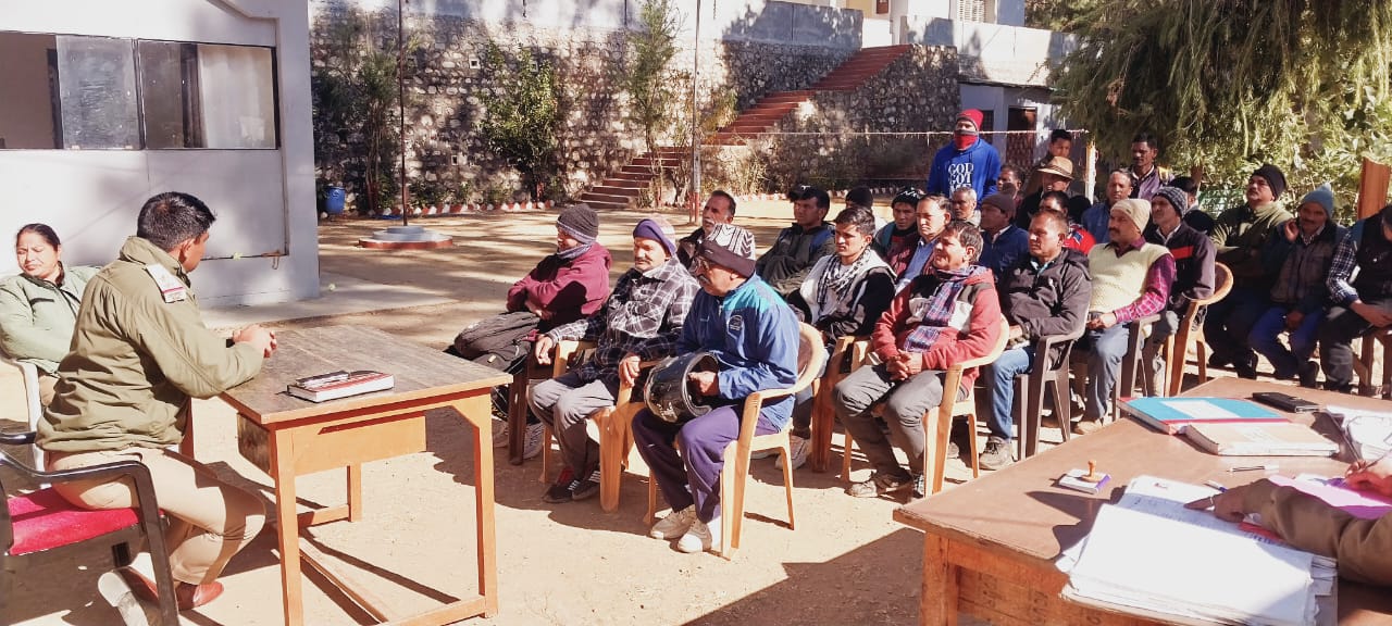 जनपद टिहरी गढ़वाल : ग्राम प्रहरियों को दी टिहरी पुलिस