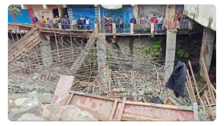 बिग ब्रेकिंग : जिला मुख्यालय रुद्रप्रयाग में बस अड्डे पर