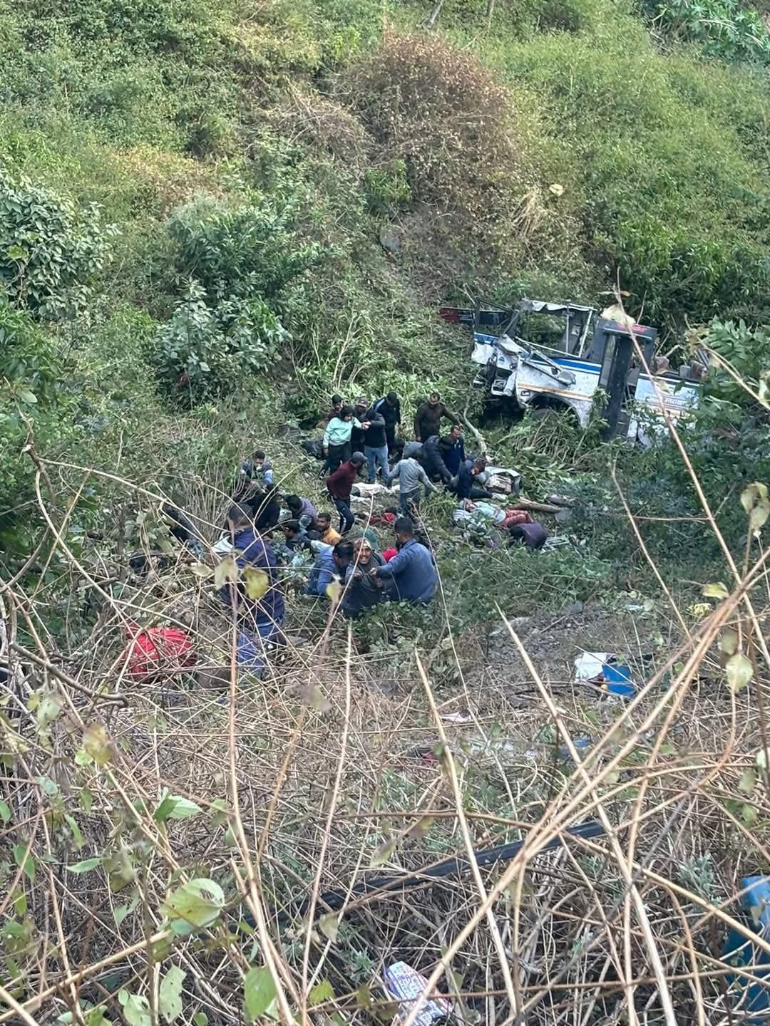 बिग ब्रेकिंग : तल्लीताल ( नैनीताल) के पास रोडवेज बस