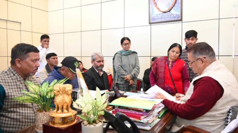 कैबिनेट मंत्री गणेश जोशी ने जनता दरबार के दौरान सुनी फरियादियों की समस्याएं