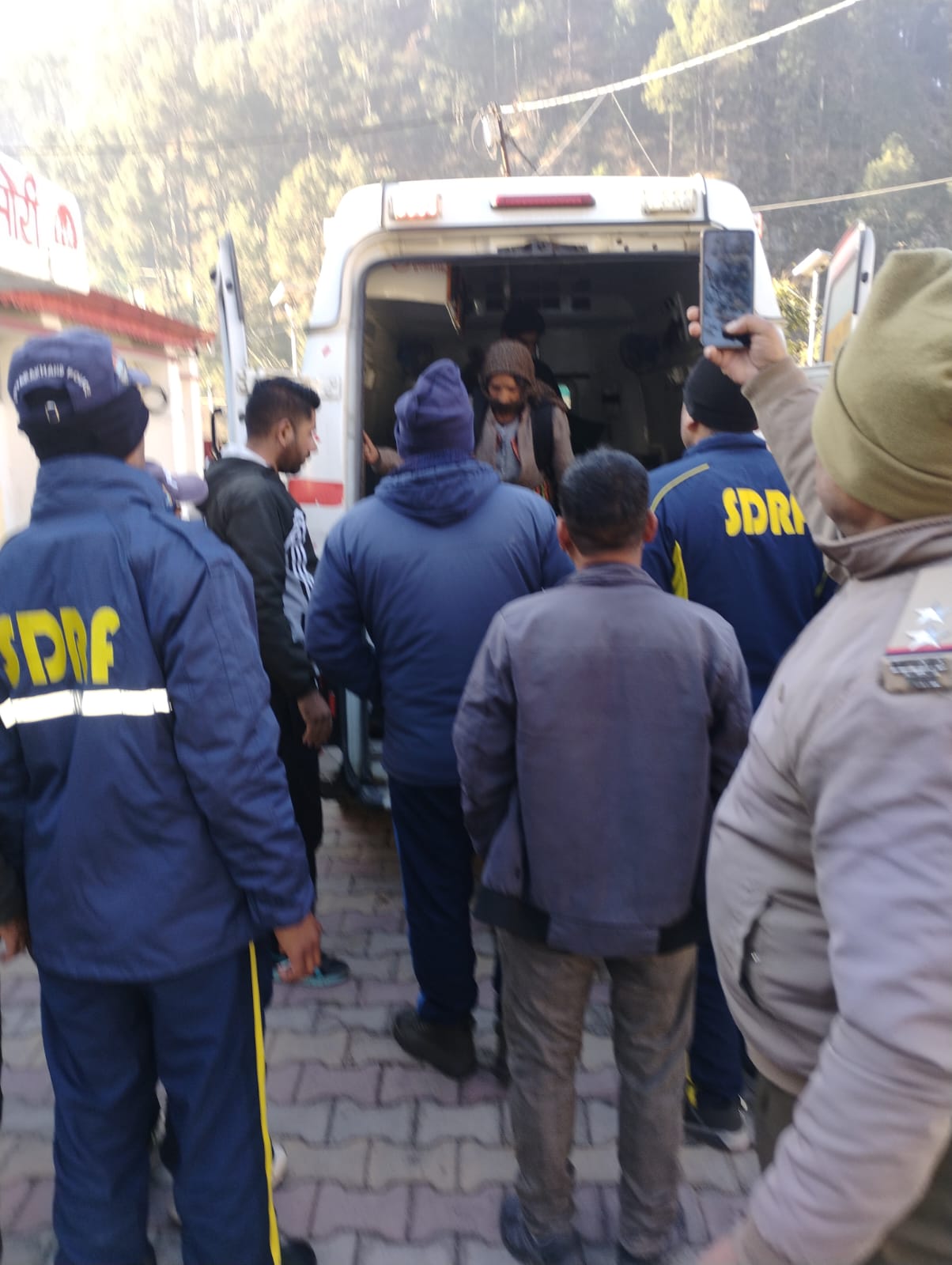 जनपद उत्तरकाशी में जखोल (सुनकंडी) के पास बस दुर्घटनाग्रस्त !