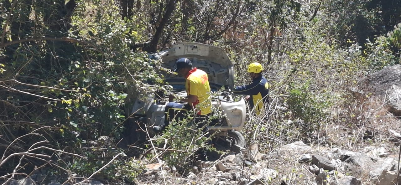 जनपद पौड़ी- धूमाकोट भौंन खाल्यूं डांडा के पास ऑल्टो कार