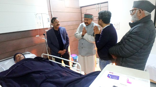 महाराज ने अस्पताल पहुंचकर जाना पूर्व मुख्यमंत्री का हाल