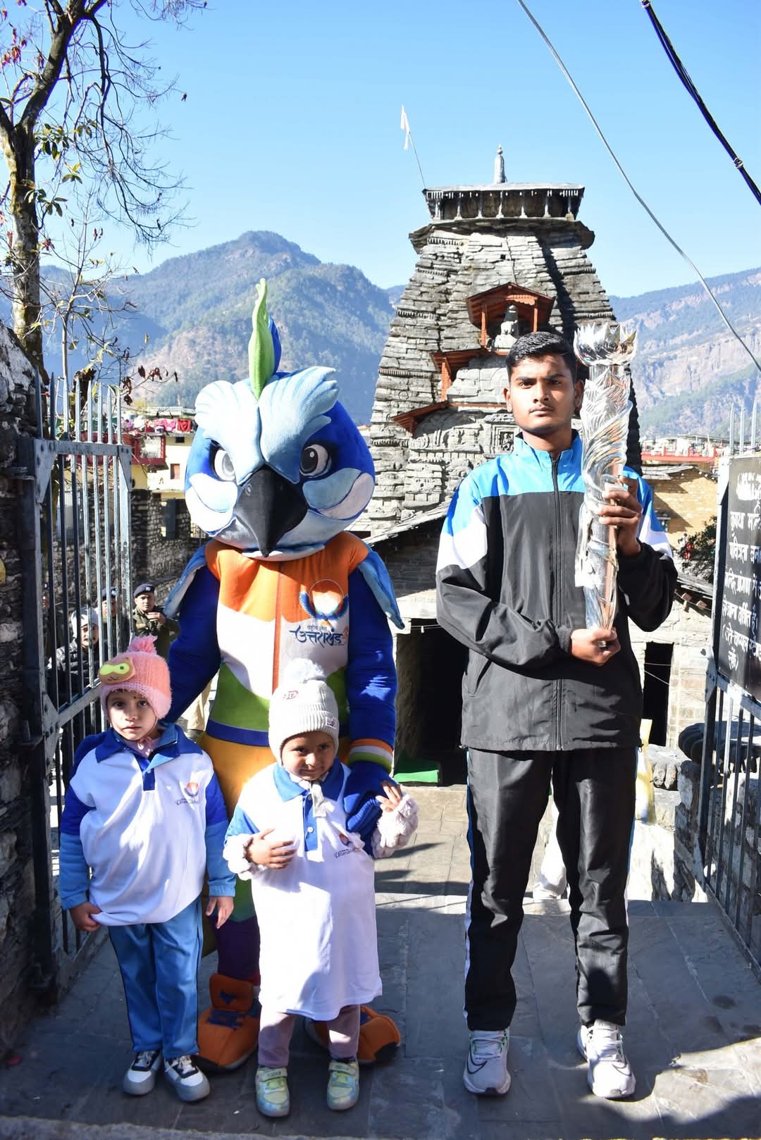 राष्ट्रीय खेलों की मशाल ‘तेजस्वनी’ पहुंची चमोली जिला मुख्यालय -