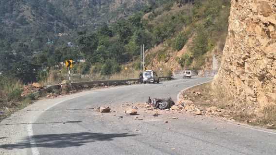 Dangerous accident in Uttarakhand, stones fell on a girl riding a scooty from a hill, seriously injured
