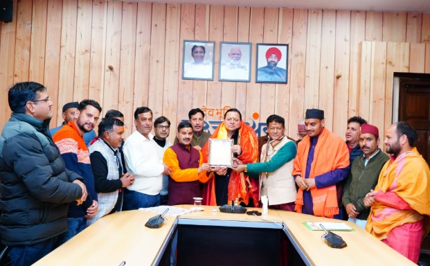 चारों धामों के पुरोहितों ने मुख्यमंत्री धामी से की भेंट